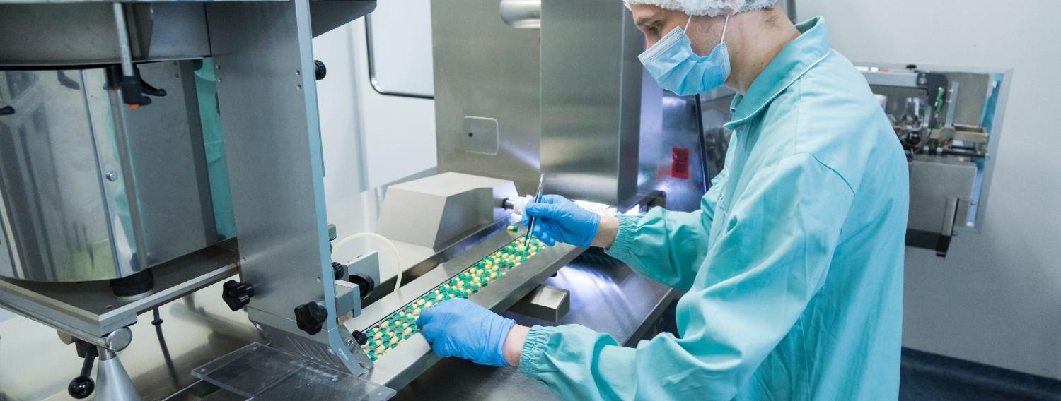pharmaceutical-industry-man-worker-protective-clothing-operating-production-tablets-sterile-working-conditions (1)